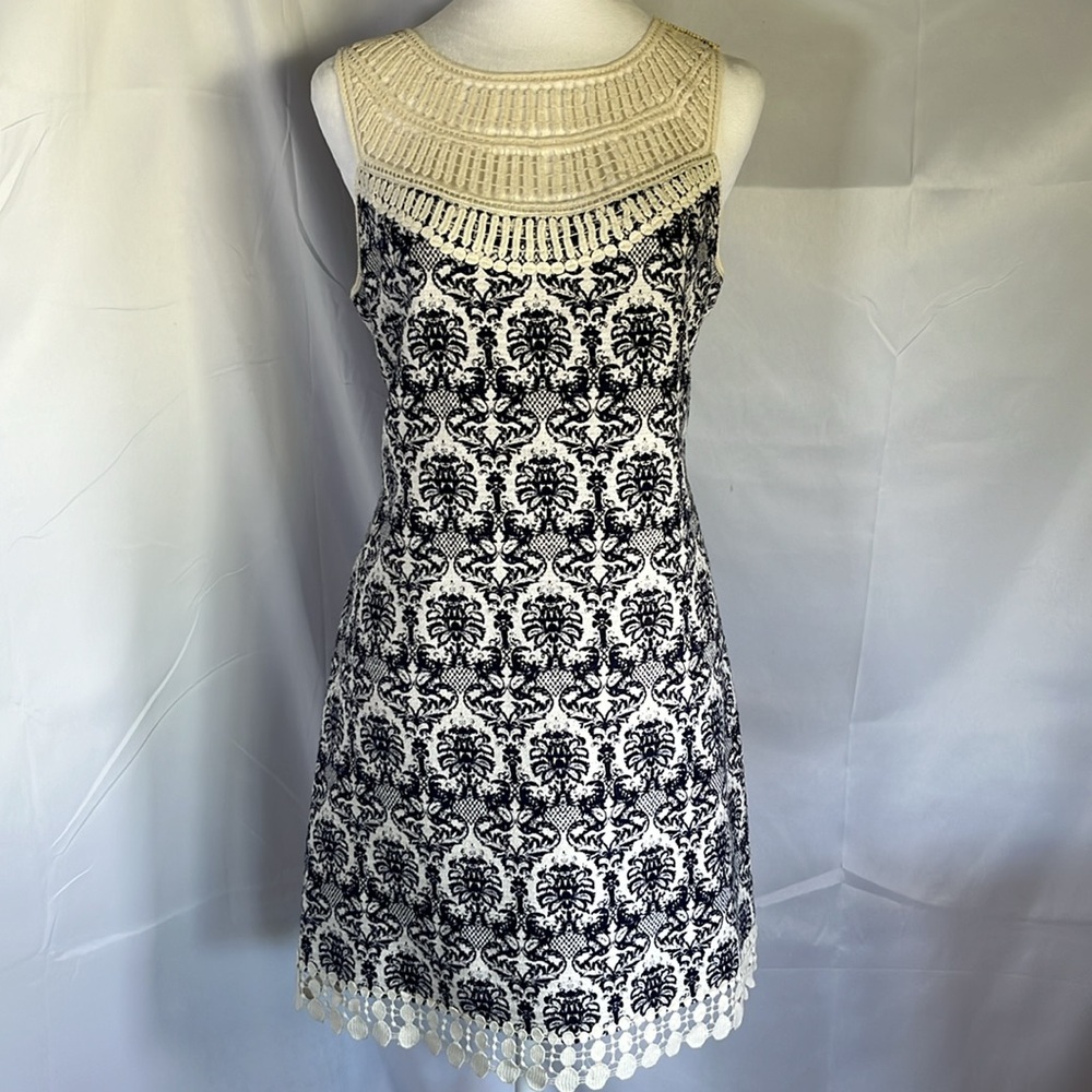 Chelsea & Violet patterned lace shift dress crocheted Cream & Navy Blue Size Med